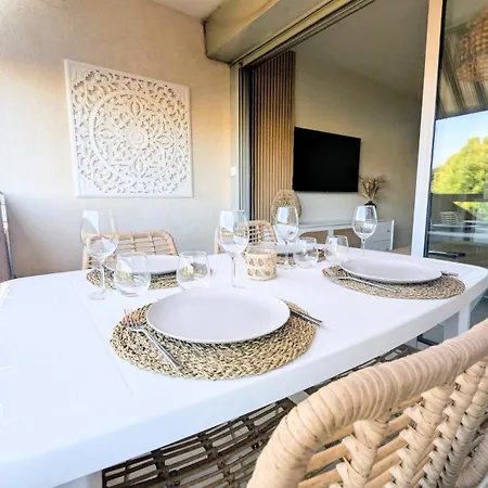 Cosy, 2 Pieces, Clim, Parking Privee, Equipe, Face Au Port De Santa Lucia * Saint-Raphael (Var)